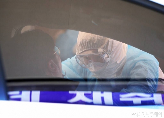 경기 김포시 뉴고려병원에 마련된 드라이브 스루(Drive Thru) 코로나19 선별진료소에서 한 시민이 검사를 받고 있다. /사진공동취재단 / 사진=사진부 기자 photo@