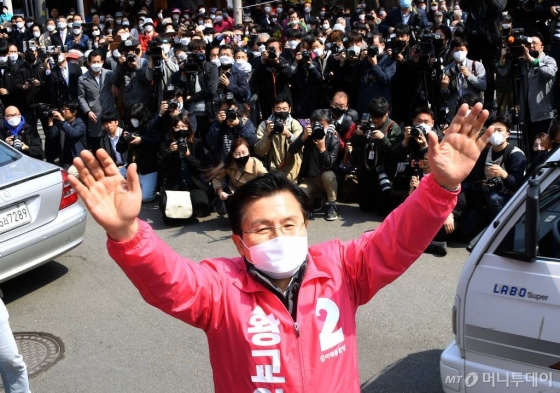 황교안 미래통합당 대표가 지난 2일 서울 종로구 통인시장 후문에서 거리 유세를 하고 있다. / 사진=김휘선 기자 hwijpg@