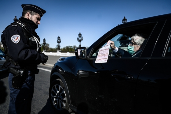 한 프랑스 시민이 경찰관에게 '이동 허가증'을 보여주고 있다. /사진=AFP