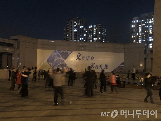 지난 3일 저녁 베이징 왕징체육공원앞에서는 20~30명의 중국인들이 마스크를 쓰고 광장무를 즐겼다.