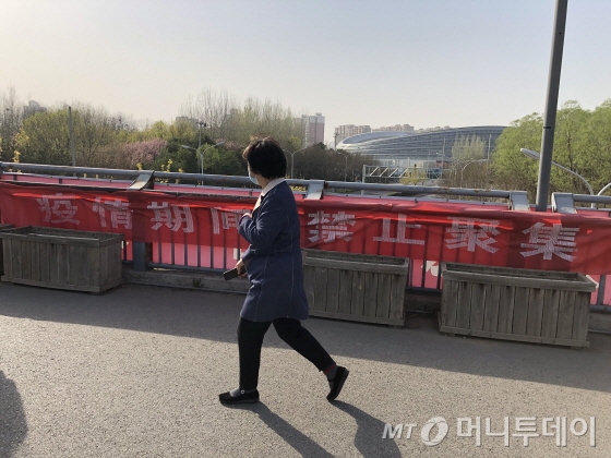 4일 베이징 올림픽삼림공원 주변에는 방역기간에 모임을 금지한다는 붉은색 현수막이 곳곳에 걸려 있다./사진=김명룡 기자