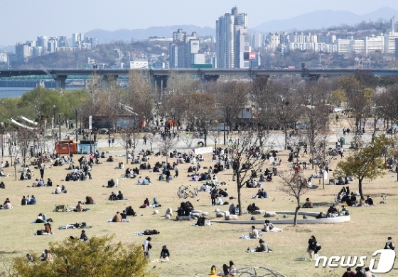 정부가 '강화된 사회적 거리두기'를 오는 19일까지 연장한 5일 오후 서울 여의도한강공원이 시민들로 북적이고 있다. 2020.4.5/뉴 © News1 성동훈 기자