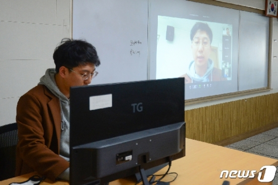 지난 3일 오전 광주 광산구 광주소프트웨어마이스터고등학교에서 쌍방향 온라인 수업 시연회가 열렸다./뉴스1