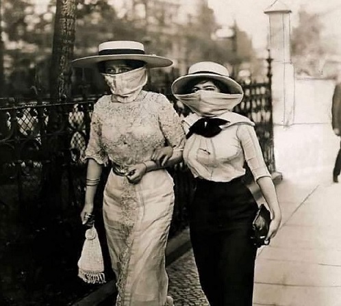 1918년 스페인 독감 유행 당시, 스카프로 얼굴을 가리고 가는 미국인 여성 2명/사진제공=트위터 사진 캡쳐