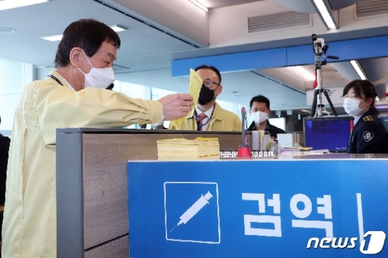 [사진] 진영 장관, '인천공항 검역체계 점검'