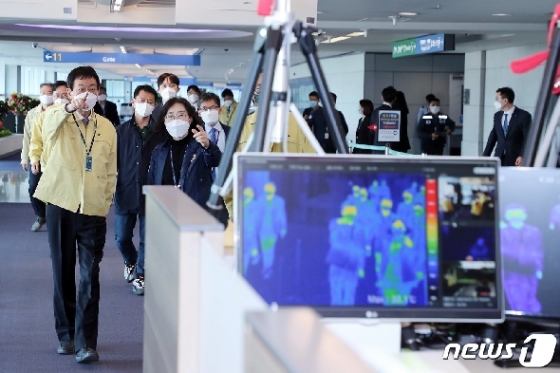 [사진] 진영 장관 '공항 입국 검역체계 점검'