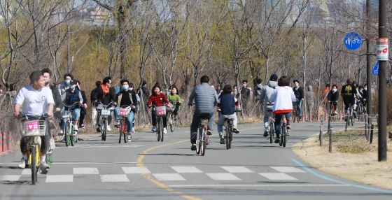 완연한 봄날씨를 보인 22일 서울 한강시민공원 여의도지구를 찾은 시민들이 자전거를 타며 오후 한때를 즐기고 있다. / 사진=이동훈 기자 photoguy@
