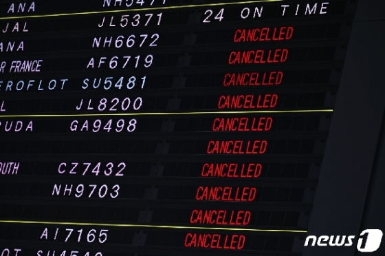 [사진] 비행 취소 줄줄이 표시된 나리타 공항 전광판