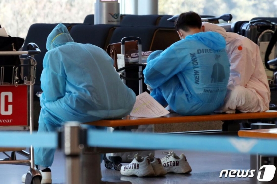 6일 오후 인천국제공항 입국장에서 입국자들이 의자에 앉아 있다. /사진=뉴스1