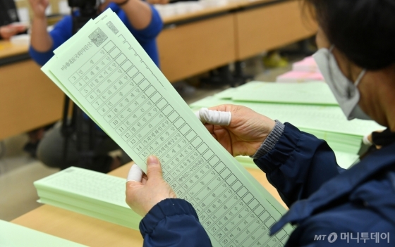 [사진]비례대표 투표용지 검수