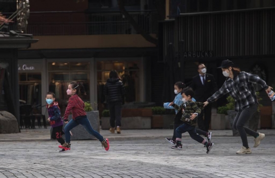 [우한=신화/뉴시스] 1일 후베이성 우한시의 한 광장에서 마스크를 쓴 아이들이 뛰놀고 있다. 우한시는 신종 코로나바이러스 감염증(코로나19)로 가장 큰 피해를 본 중국 도시다. 2020.04.02