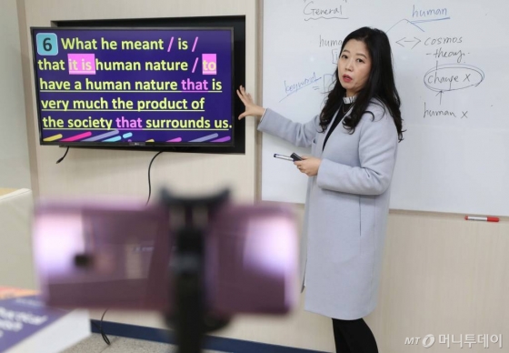 2일 인천 서구 초은고등학교에서 선생님이 코로나19 대응 수업 영상을 녹화하고 있다. / 사진=인천=이기범 기자 leekb@