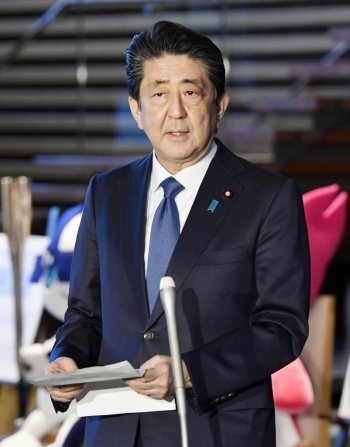 [도쿄=AP/뉴시스]아베 신조 일본 총리 2020.04.06.