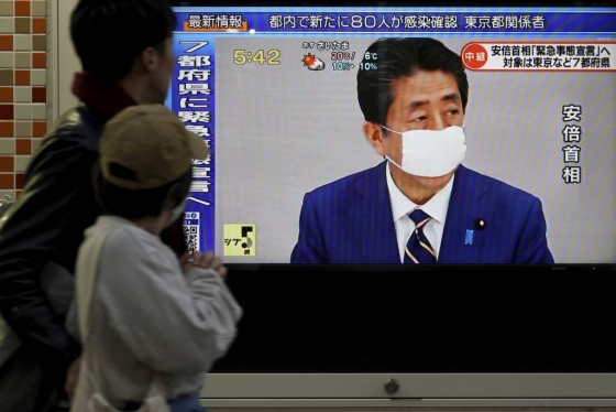 [도쿄=AP/뉴시스]아베 신조 일본 총리가 7일 신종 코로나바이러스 감염증(코로나19) 확산을 막기 위해 도쿄 등 7개 지역에 긴급사태 선언을 발령한 가운데, 도쿄 거리의 시민들이 지나가면서 TV를 통해 관련 보도를 보고 있다. 2020.04.07.