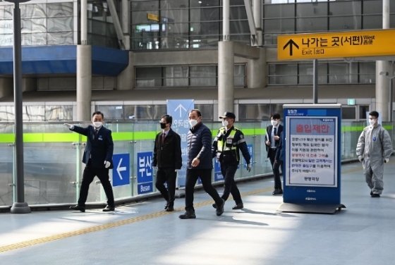 손병석 한국철도 사장(왼쪽에서 두번째)이 7일 오후 광명역에서 무증상 해외입국자의 동선을 따라 방역 상항을 점검하고 있다./사진=한국철도 제공