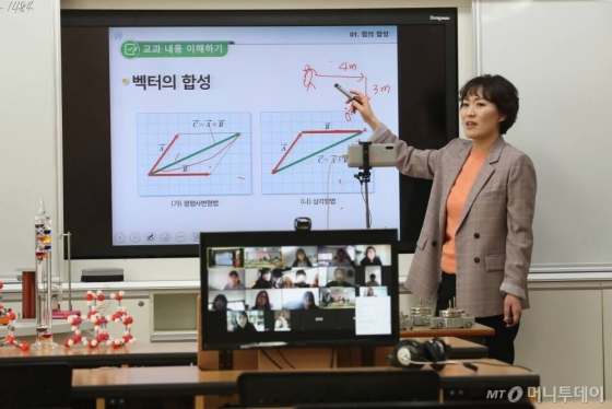2일 인천 서구 초은고등학교에서 선생님이 코로나19에 대응한 실시간 화상 수업을 하고 있다./사진=이기범 기자