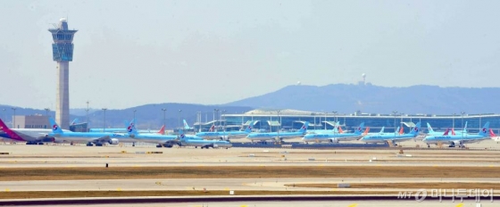 코로나 19 여파로 여객 운항이 급감한 가운데 2일 인천국제공항에 항공기들이 멈춰 서 있다. / 사진=이기범 기자 leekb@