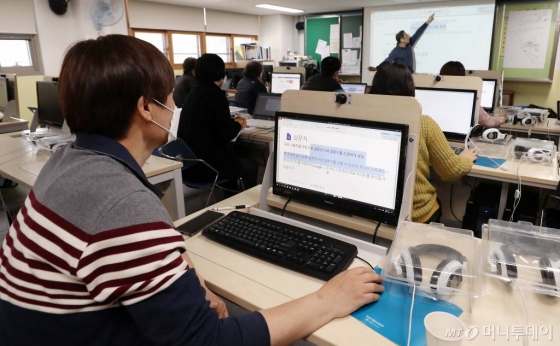 온라인 개학을 하루 앞둔 8일 서울시내 한 중학교에서 교직원들이 온라인 수업 준비를 위한 교육을 받고 있다. / 사진=김휘선 기자 hwijpg@