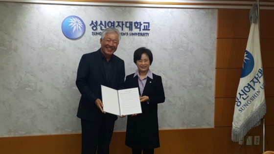 졍현식 슈가버블 회장이 양보경 성신여대 총장으로부터 석좌교수 위촉장을 받고 있다./사진=문병환 기자