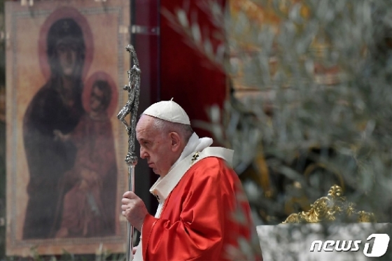 5일 프란치스코 교황이 종려주일 미사를 집전하고 있다. © AFP=뉴스1