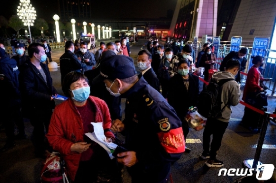8일(현지시간) 코로나19 진원지로 76일만에 봉쇄령이 해제된 후베이성 우한을 떠나려는 마스크를 쓴 시민들이 기차역에 북적이고 있다. © AFP=뉴스1 © News1 우동명 기자