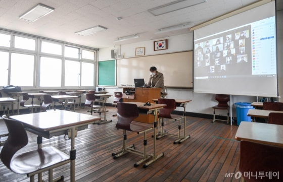 [사진]'온라인으로 출석체크'