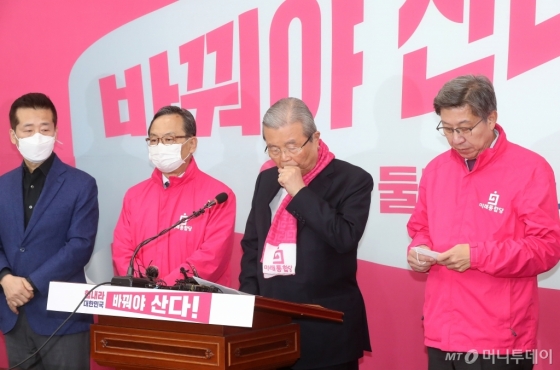 [사진]후보자 막말 논란에 기자회견하는 김종인