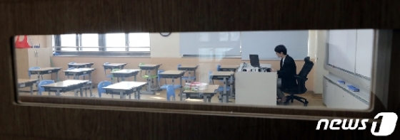 [사진] 텅 빈 교실에서 온라인 수업 1교시 시작하는 교사