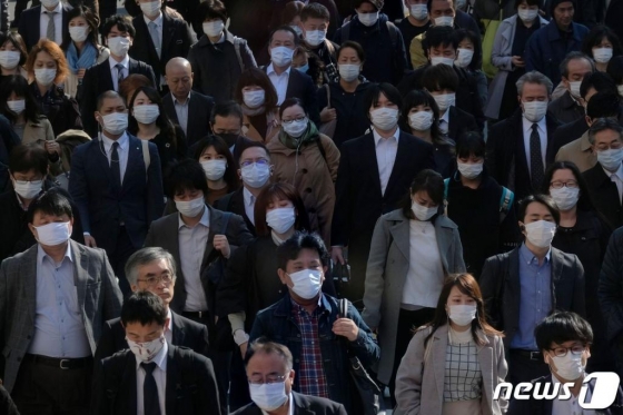 (도쿄 AFP=뉴스1) 9일(현지시간) 코로나19 비상사태가 선언된 도쿄의 신주쿠역 지하도에 마스크를 쓴 시민들이 출근을 하고 있다.  ⓒ AFP=뉴스1