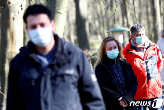 독일 베를린 시민들이 마스크를 쓴 채 검사 차례를 기다리고 있다. © 로이터=뉴스1
