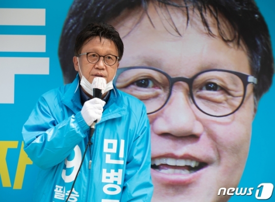 민병두 무소속 동대문구을 후보가 서울 동대문구 장안동사거리에서 시민들에게 지지를 호소하고 있다/사진=뉴스1