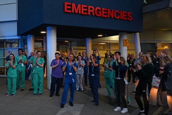 영국 NHS 의료진들이 박수 캠페인에 감사함을 표현하고 있다. /사진=AFP