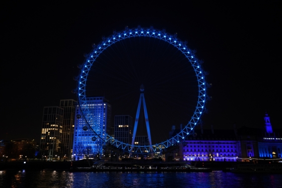 NHS를 상징하는 푸른 조명을 켠 런던아이. /사진=로이터