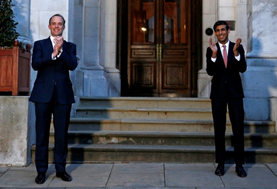 도미닉 라브 영국 외무장관과 리시 수낙 영국 재무장관이 의료진에 박수를 보내고 있다. /사진=AFP