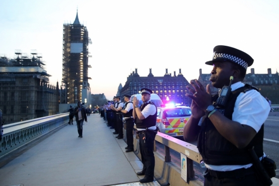 영국 경찰들이 NHS의료진에 박수를 보내고 있다. /사진=AFP