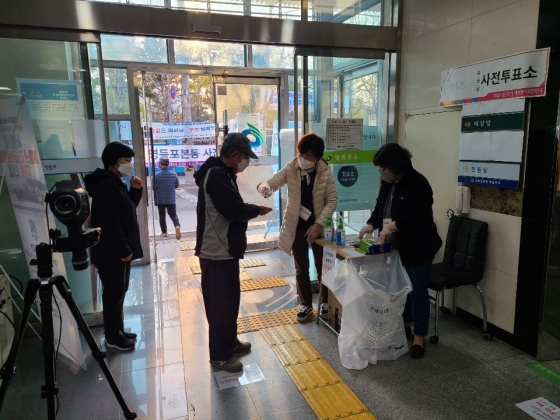 10일 서울 영등포구의 한 사전투표소에서 투표소 관계자가 유권자의 체온을 재고 있다. /사진=정한결 기자.