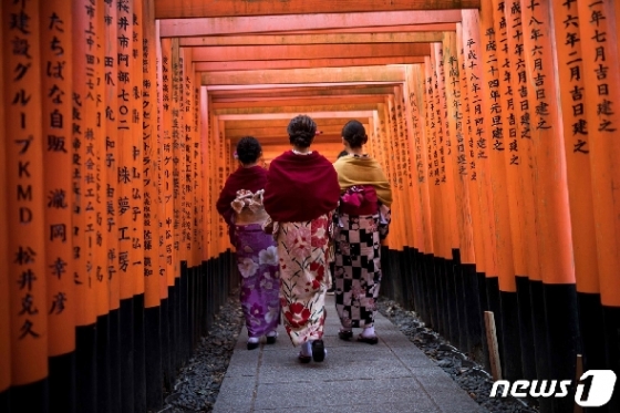 일본 교토부 교토시 소재 후시미 이나리 신사의 관광객들 <자료사진> © AFP=뉴스1