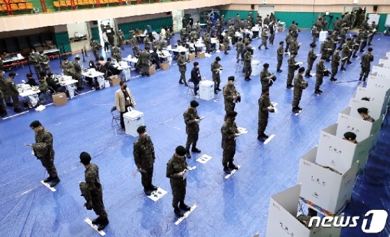 [사진] 사전투표 나선 군인들