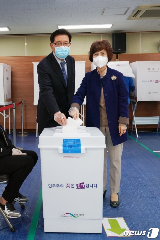 [사진] 유덕열 동대문구청장, 부인과 사전투표 참여