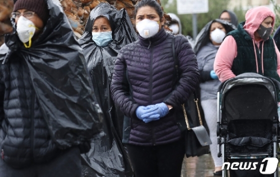 [사진] 빗속 쓰레기봉투 쓰고 음식 받으러 줄 선 美 시민들