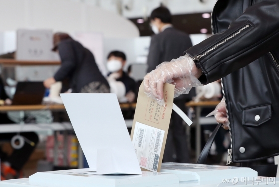 [사진]'코로나19'가 바꾼 비닐장갑 투표
