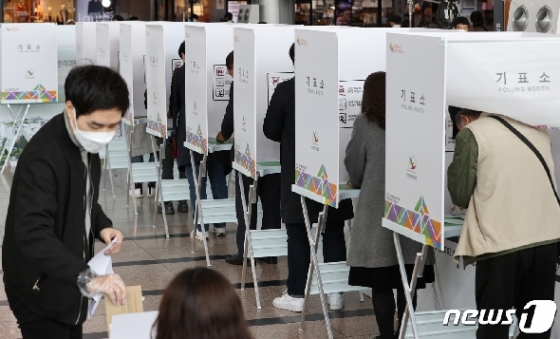 [사진] 유권자로 가득 찬 기표소 '역대급 투표율'