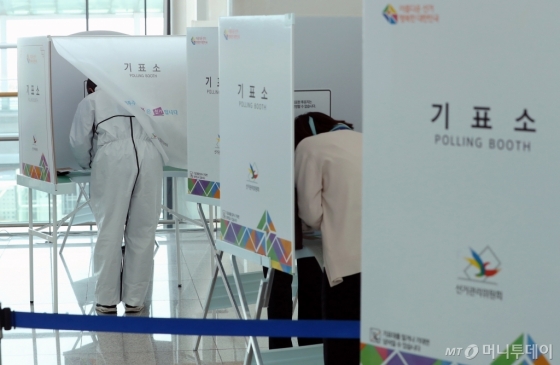 [사진]사전투표하는 유권자들
