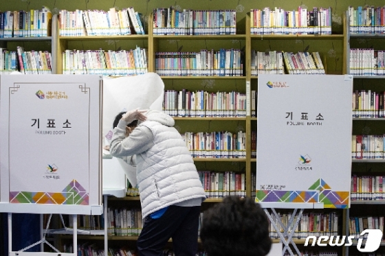 [사진] 책장 앞 투표