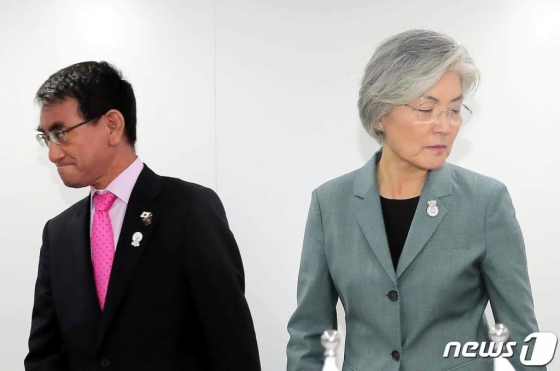 강경화 외무장관(오른쪽)과 고노 다로 일본 외무상/사진=뉴스1
