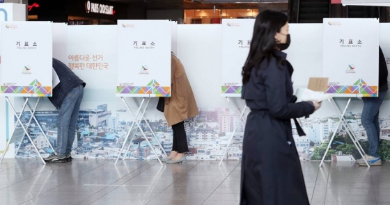 제21대 국회의원 선거 사전투표 첫날인 10일 오전 시민들이 서울역 대합실에 마련된 남영동 사전투표소에서 투표를 하고 있다. / 사진=김휘선 기자 hwijpg@