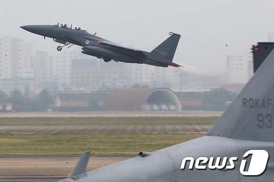 1일 국군의 날을 맞아 대구 공군기지(제11전투비행단)에서 열린 '제71주년 국군의 날 행사'에서 F15K 전투기가 임무수행을 위해 이륙하고 있다.2019.10.1/사진 = 뉴스1
