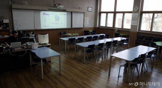 온라인 개학을 시작한 9일 서울의 한 중학교 교실에서 온라인 수업이 진행되고 있다. / 사진=이기범 기자 leekb@