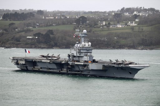 3월 13일 프랑스군 항공모함 '샤를 드골'이 프랑스 서부 브레스트항구로 도착하고 있다./사진=AFP