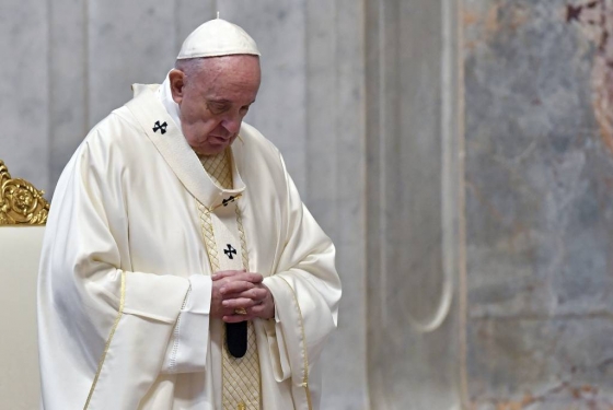 [바티칸=AP/뉴시스]프란치스코 교황이 9일(현지시간)바티칸 성베드로 대성당에서 부활절을 앞둔 성목요일 미사 중 기도하고 있다. 이날 미사 역시 극소수의 성직자만이 참석한 가운데 열렸다. 2020.04.10